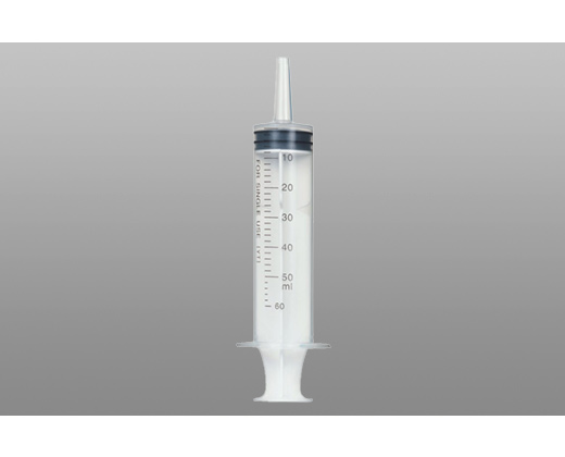 Disposable feeding syringe